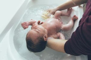 Baby wassen en in bad doen